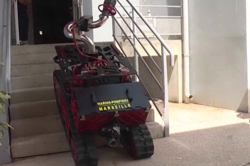 Un robot-pompiere sanifica edifici e strade di Marsiglia