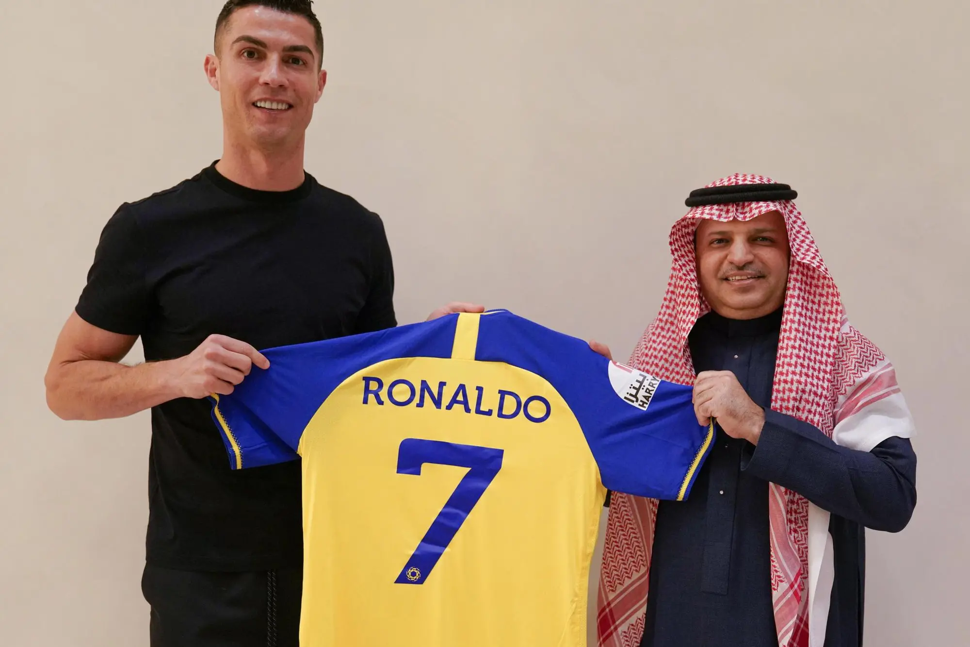Ronaldo dopo la firma (Ansa)