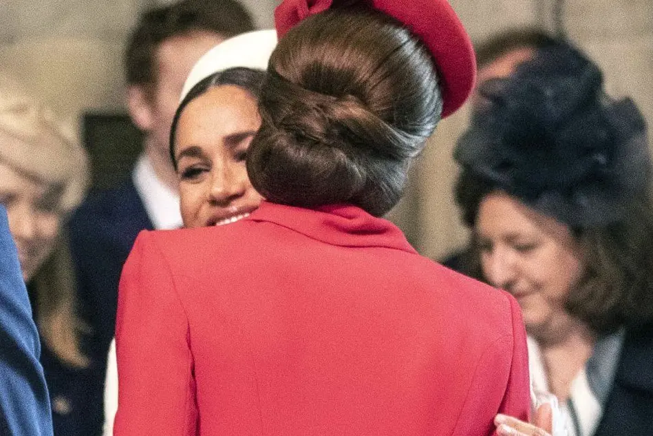 L'abbraccio tra Meghan e Kate (foto AP)