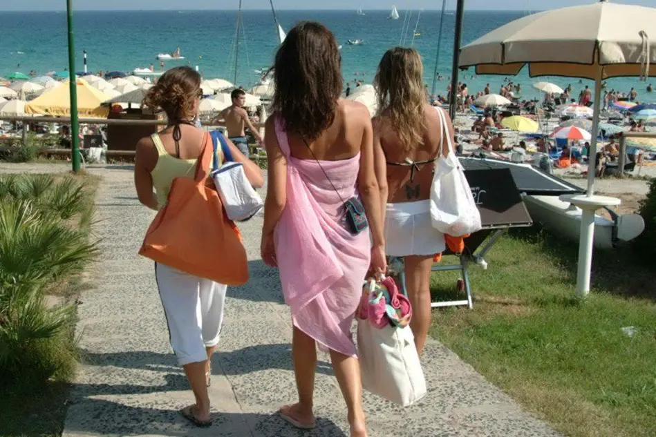 Turisti in spiaggia ad Alghero