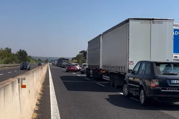 Auto in fila sulla statale 131 per l'incidente a Bauladu (foto Salvatore Sanna - Facebook)