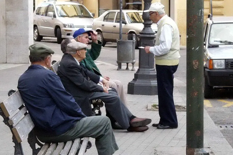 Anziani sulle panchine (Foto d'archivio)