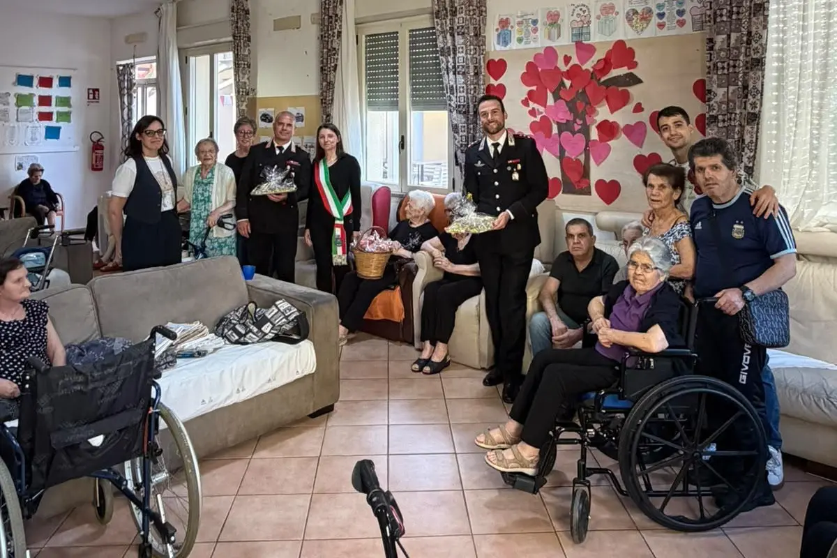 Carabinieri e amministratori con gli anziani della residenza San Giovanni