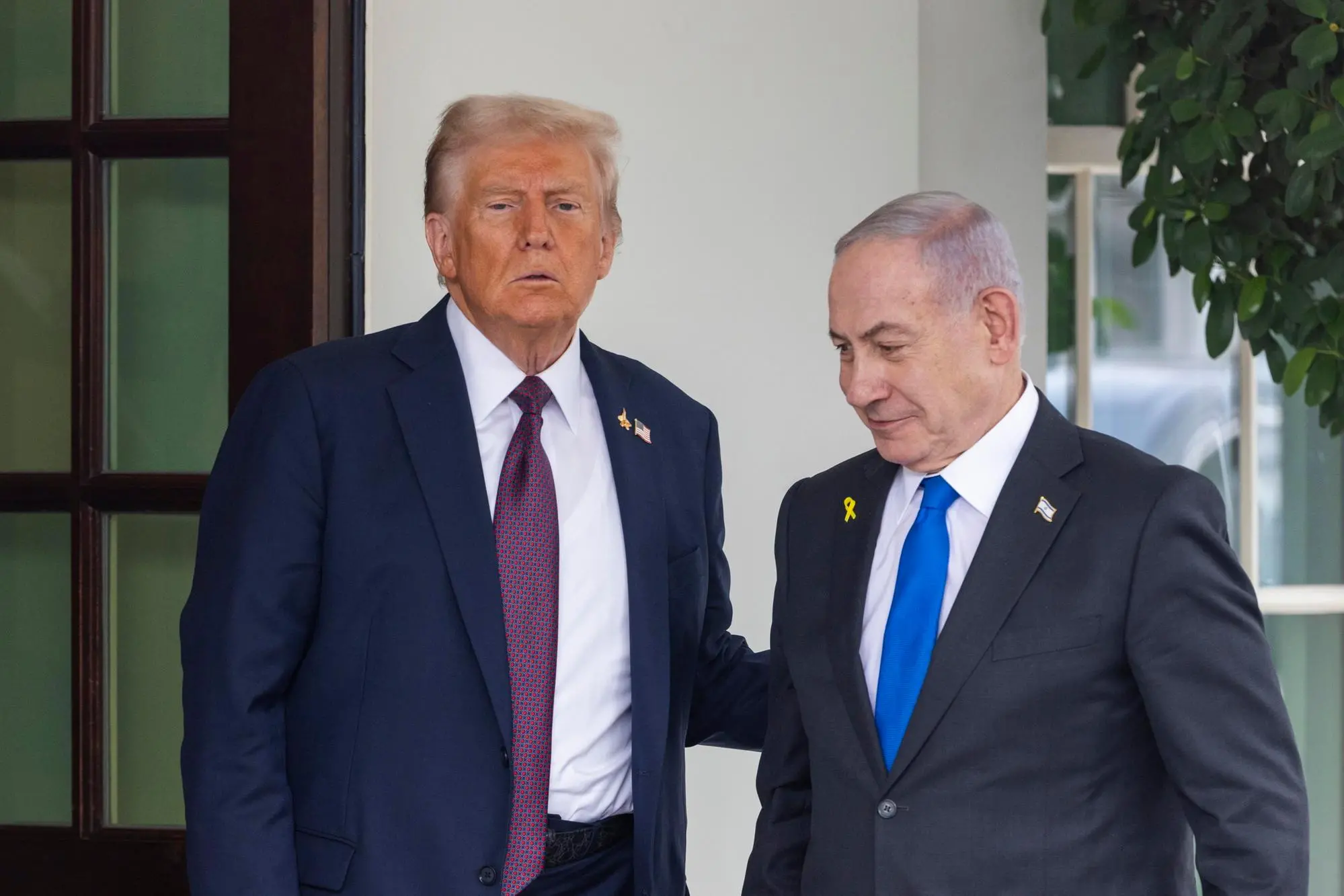 epa12414837 US President Donald Trump (L) welcomes Israeli Prime Minister Benjamin Netanyahu (R) to the White House in Washington, DC, USA, 29 September 2025. Trump is planning to press Netanyahu to accept a peace deal to end Israel’s ongoing war in Gaza and for Hamas to free their remaining hostages. EPA/JIM LO SCALZO