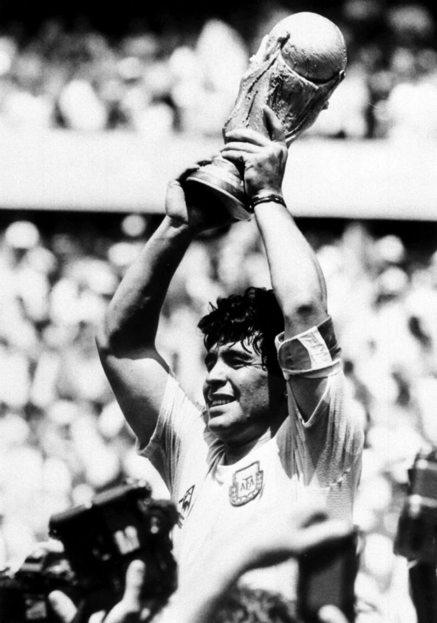Diego Maradona con la Coppa nel 1986 (archivio)