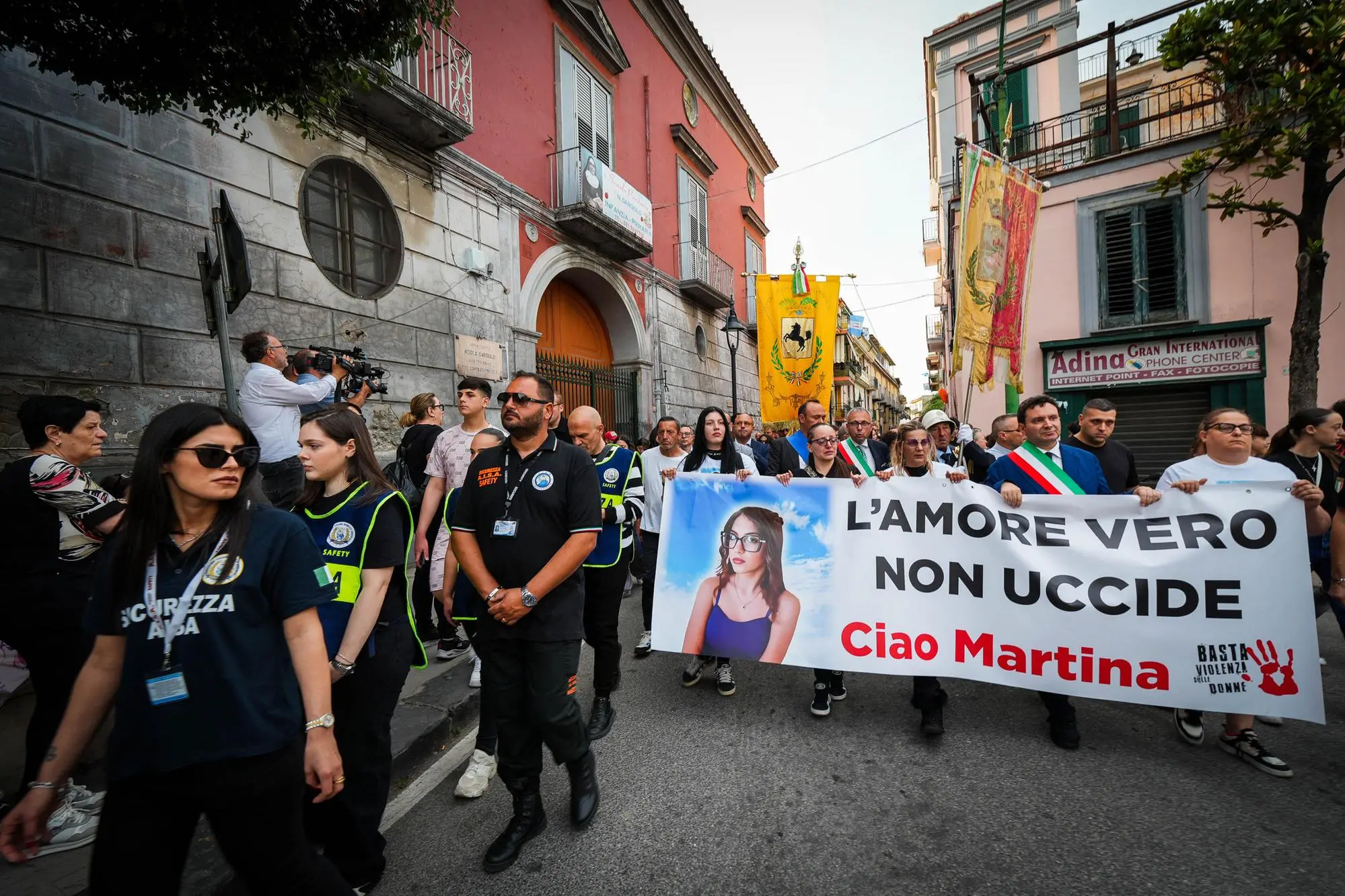 La fiaccolata in memoria di Martina Carbonaro, la giovane ragazza vittima di femminicidio, ad Afragola, 28 maggio 2025. ANSA/CESARE ABBATE