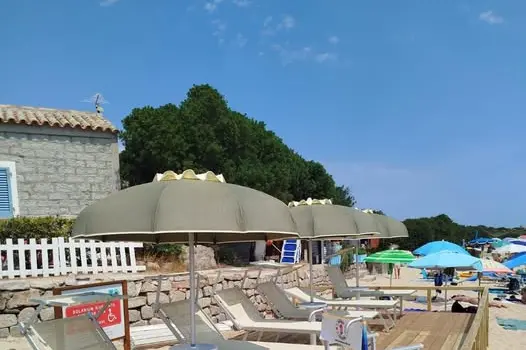 Santa Teresa Gallura. La piattaforma per persone con disabilità (foto dell'assessora Samanta Coppi)