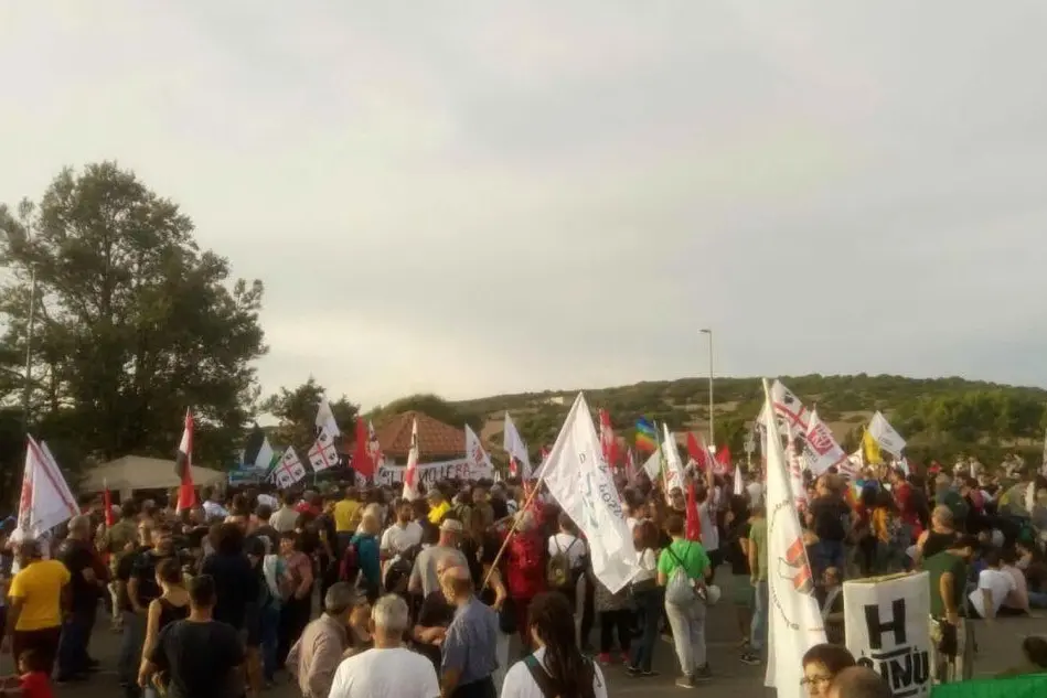 I manifestanti a Capo Frasca (dal profilo Facebook di A Foras)