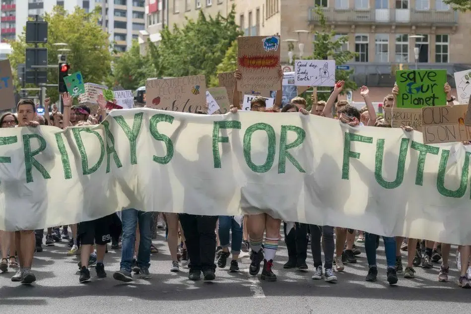Giovani manifestanti del movimento &quot;Fridays for future&quot; (Ansa)