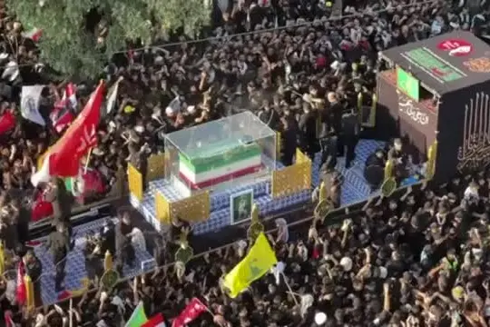 La folla accoglie il feretro di Khamenei a Najaf, città sciita in Iraq