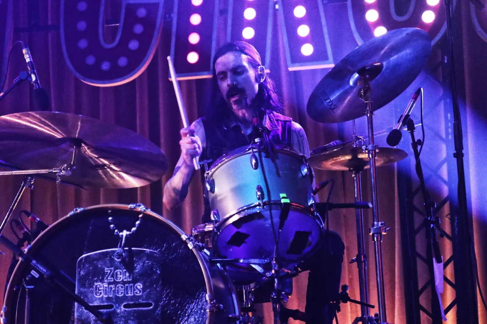 Karim Qqru, al secolo Gian Paolo Cuccuru, 43 anni, batterista degli Zen Circus (foto Ufficio stampa)
