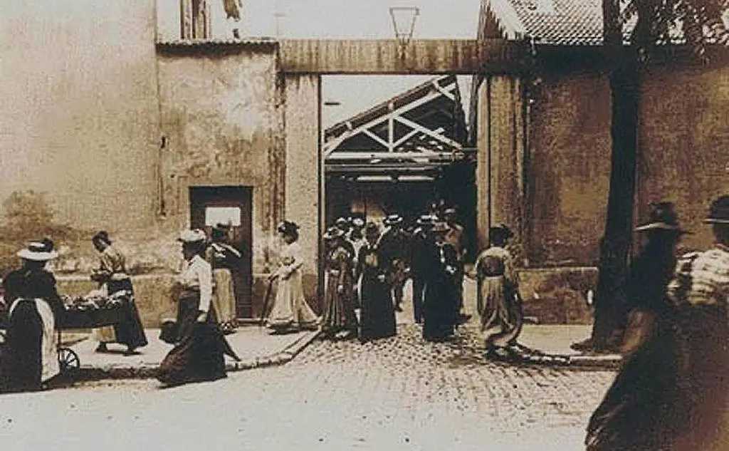 Un fotogramma del primo film proiettato &quot;L'uscita degli operai dalle officine Lumière&quot;
