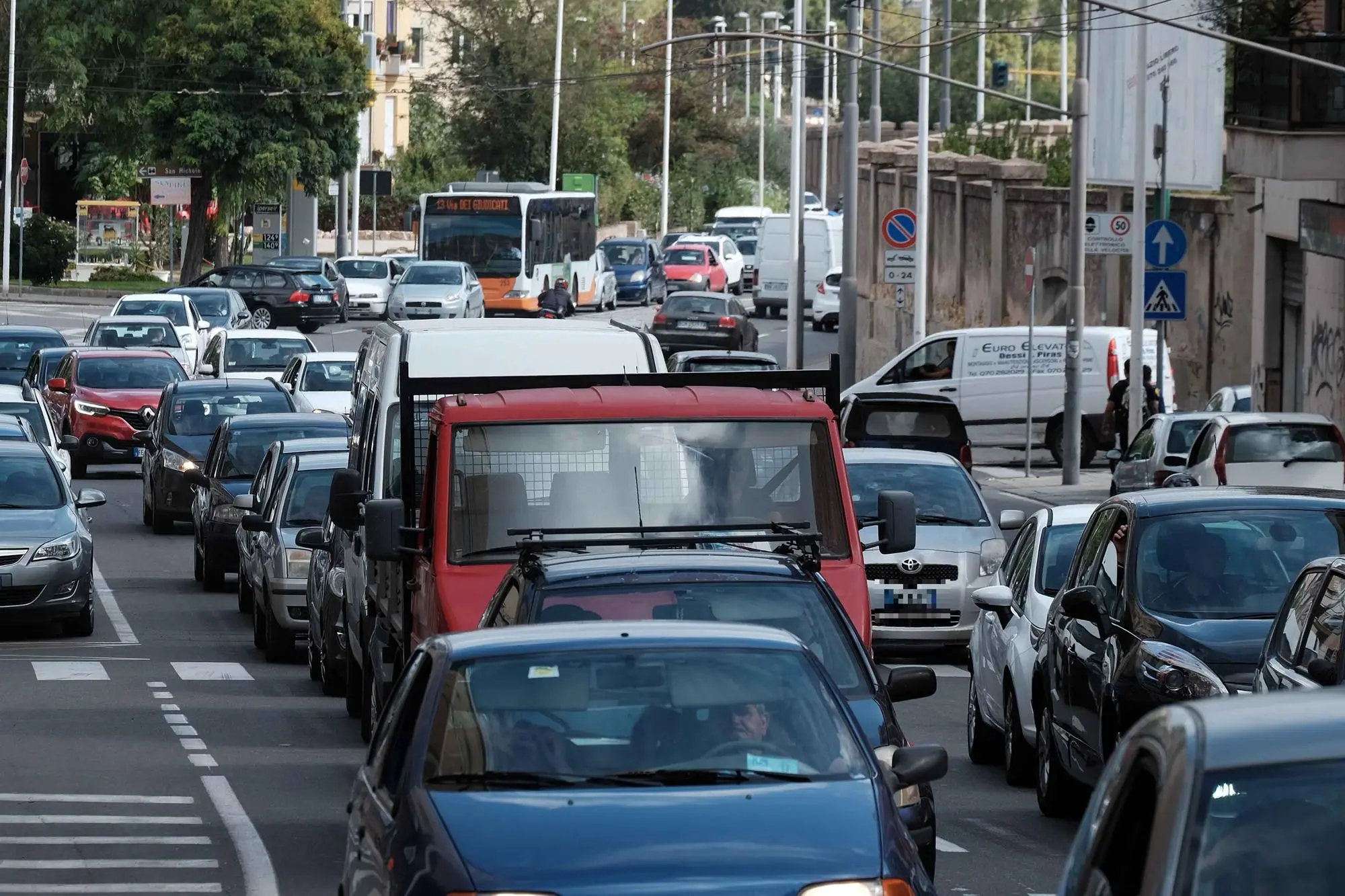 Traffico in via Cadello a Cagliari (archivio)