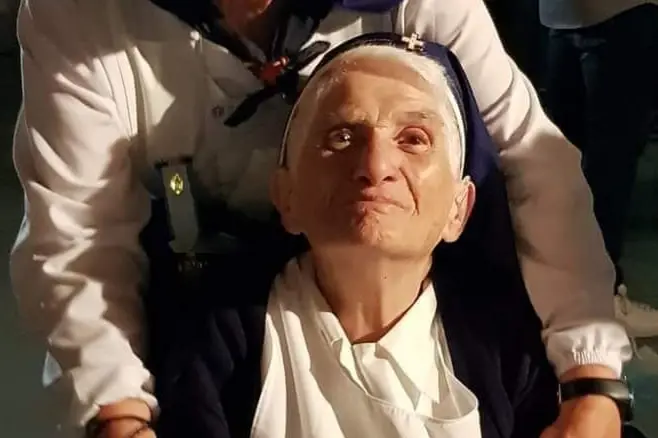 Rina Zizi con la divisa dell'Oftal a Lourdes