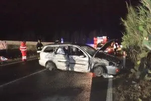 L'auto distrutta dopo l'incidente
