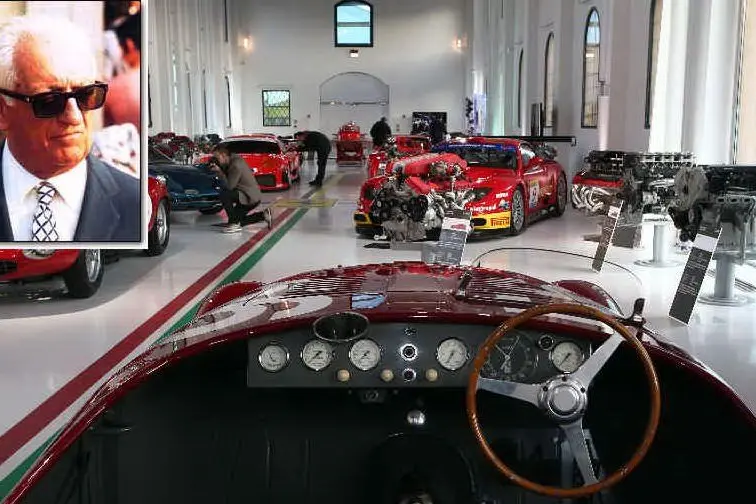 Il museo dedicato ai motori (Ansa) e, nel riquadro, Enzo Ferrari (Archivio L'Unione Sarda)