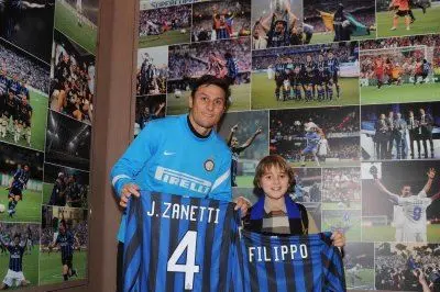 Il capitano dell'Inter Javier Zanetti incontra il giovane tifoso Filippo, il bambino che ha chiesto alla squadra nerazzurra di vincere per non essere preso in giro a scuola