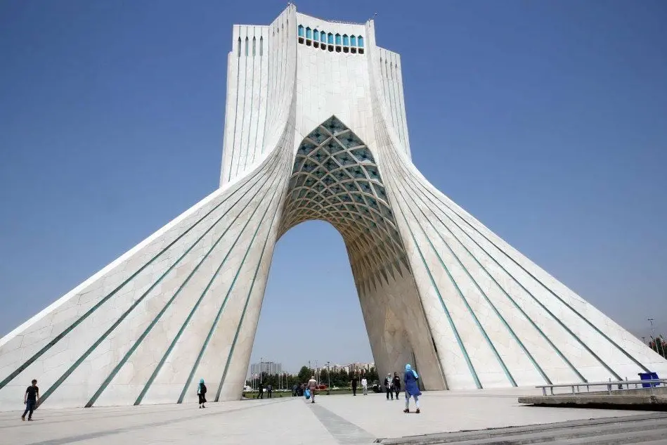 La torre Azadi (libertà), uno dei monumenti simbolo di Teheran (Ansa)