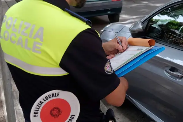 Un verbale della polizia locale a Cagliari