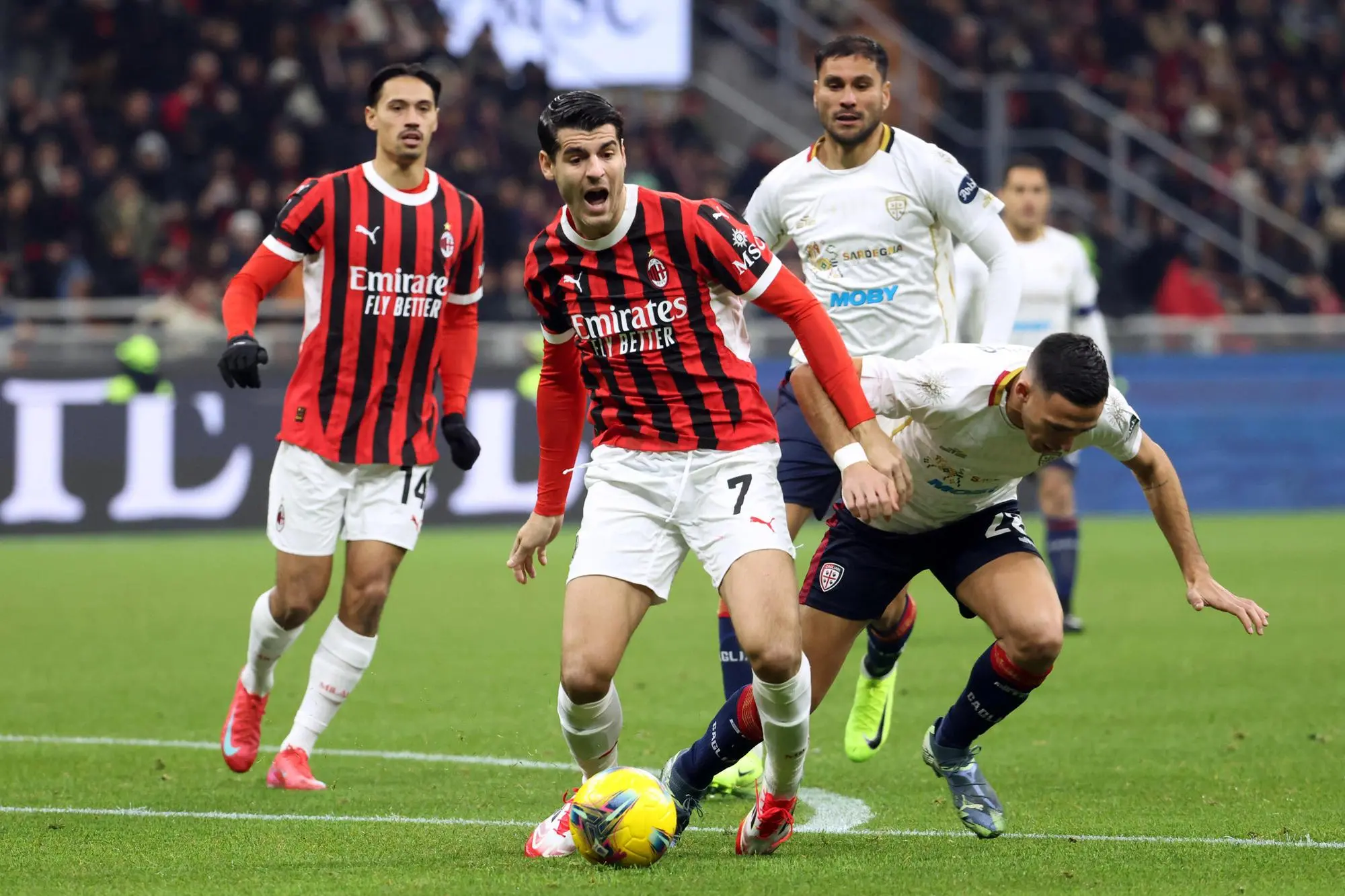 Alvaro Morata e Gabriele Zappa nel primo tempo di Milan-Cagliari (foto Ansa)