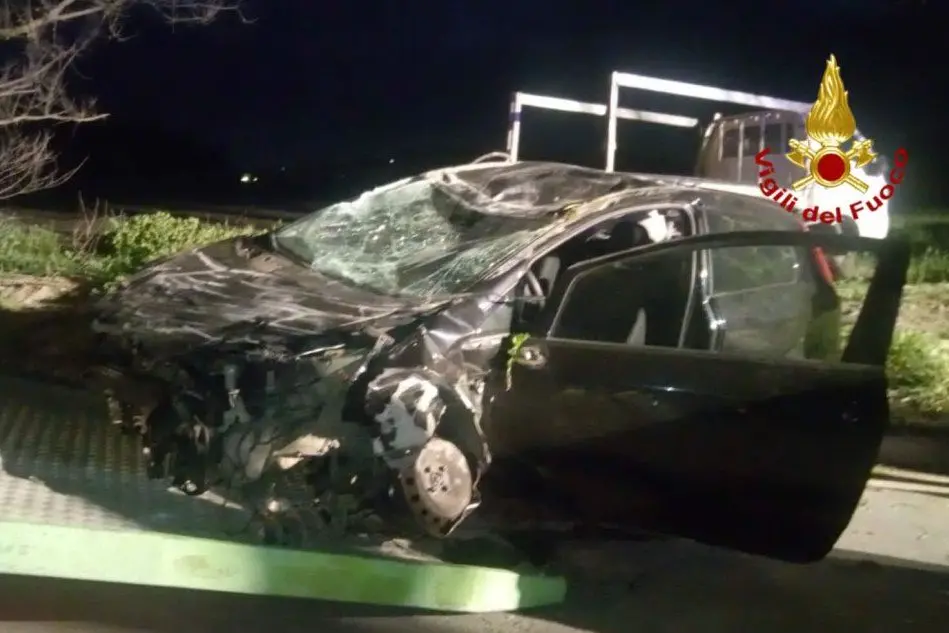 L'auto distrutta (Foto Vigili del Fuoco)