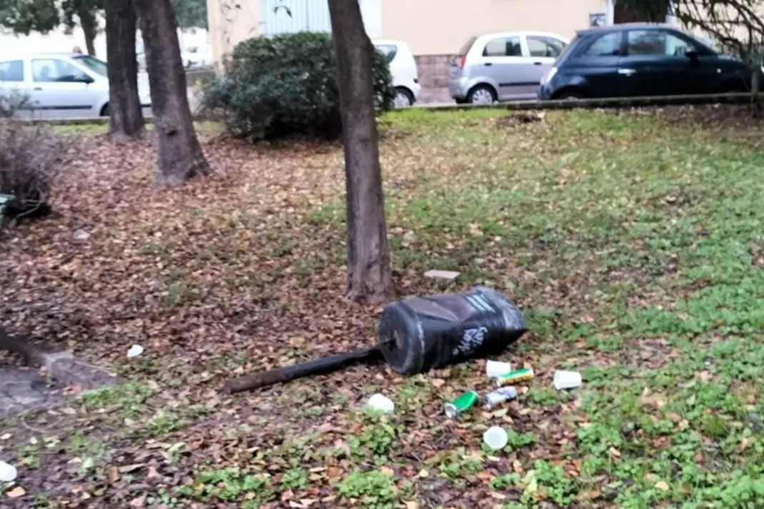 Sassari, cestino divelto in via dei Gremi (foto concessa)