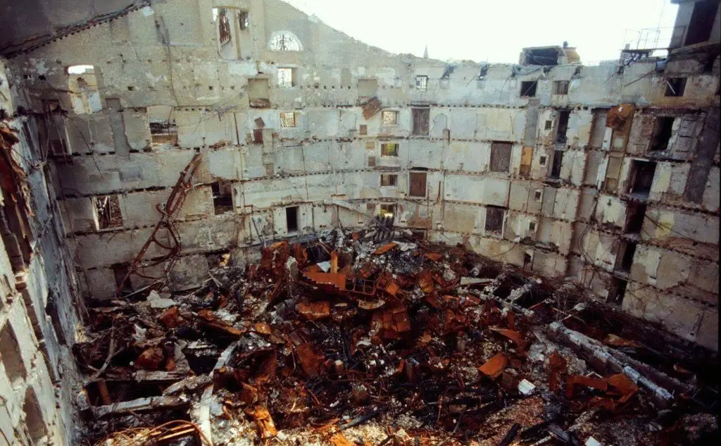 Il teatro distrutto dall'incendio nel 1996. (Ansa)