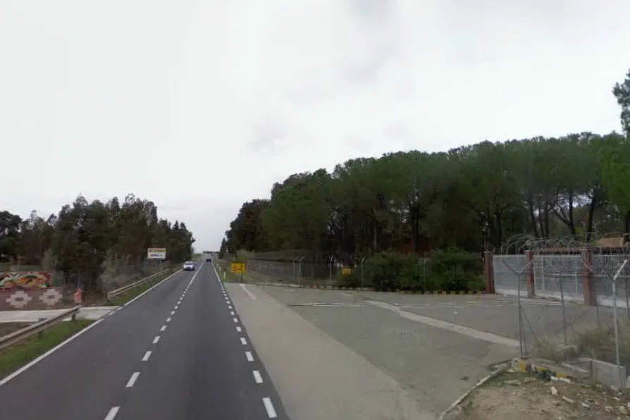 Un tratto della statale 196 davanti all'ingresso dell'aeroporto militare di Decimomannu