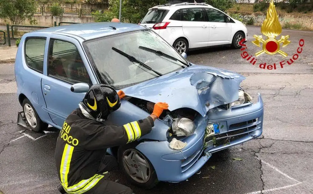 L'utilitaria danneggiata (foto Vigili del fuoco)