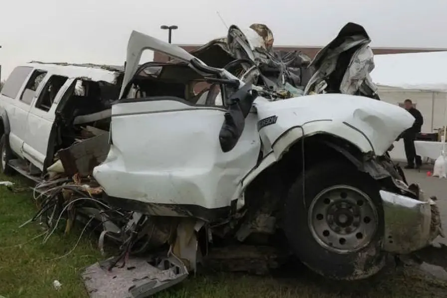 La carcassa della limousine dopo l'incidente (foto Ntsb)