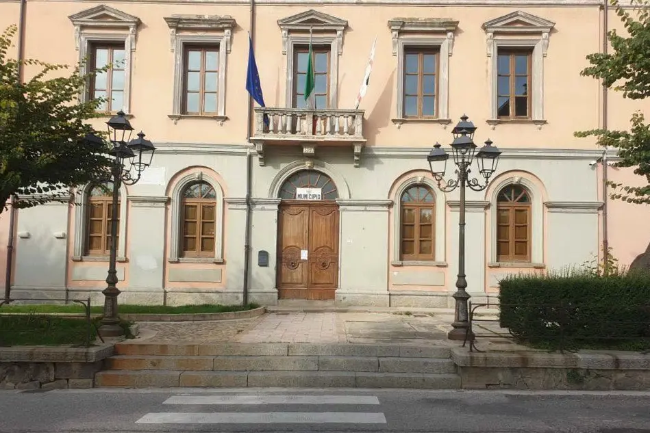 Il municipio di Bono (L'Unione Sarda - Tellini)