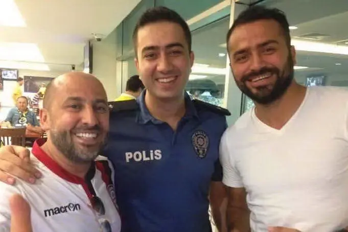 Massimo Pinna - a sinistra - con i poliziotti turchi durante una trasferta a Istanbul al seguito del Cagliari (foto Pinna)