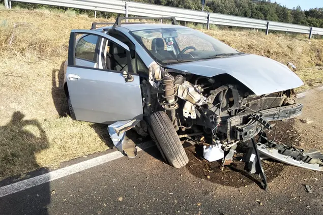 L'auto distrutta (foto Fabio Murru)