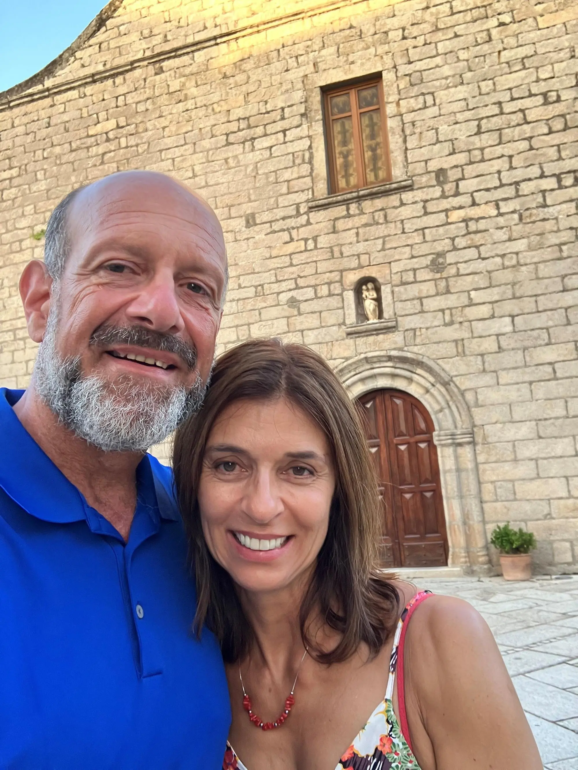 Michele Pala con la moglie davanti alla chiesa di Luras (foto concessa)