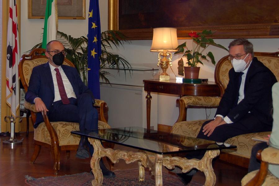 L’ambasciatore britannico Llewellyn in visita a Cagliari: l’incontro con Paolo Truzzu
