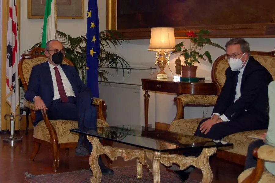 Il sindaco Paolo Truzzu e l'ambasciatore britannico Edward Llewellyn (foto Comune di Cagliari)