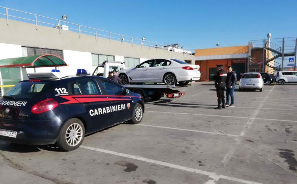 La macchina viene portata via (foto carabinieri)