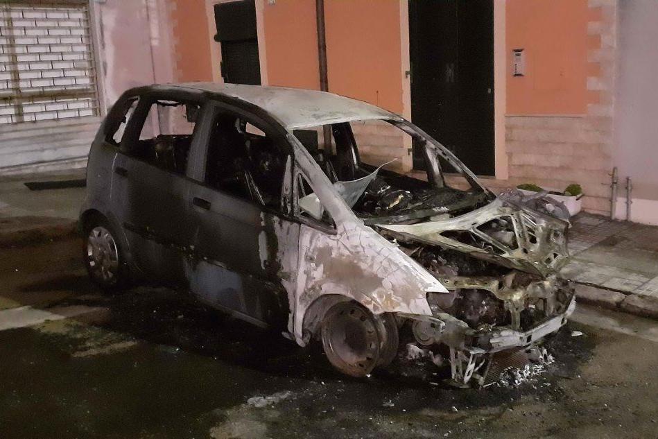 Porto Torres, incendiata l'auto di un pensionato: &quot;Non conosco nessuno, una vigliaccata&quot;