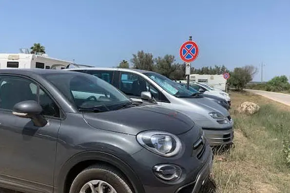 Auto in divieto di sosta lungo la costa del Sinis (L'Unione Sarda - Pinna)
