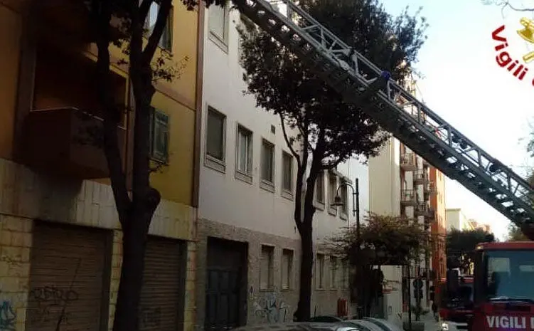 Per fortuna al momento della caduta non passava nessuno