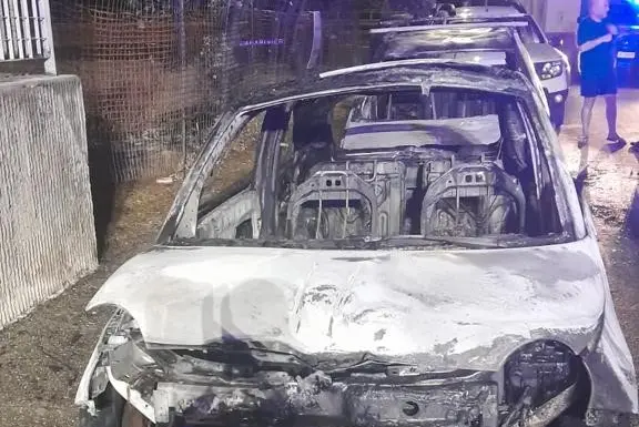 Le auto distrutte dall'incendio a Selargius (foto Serreli)