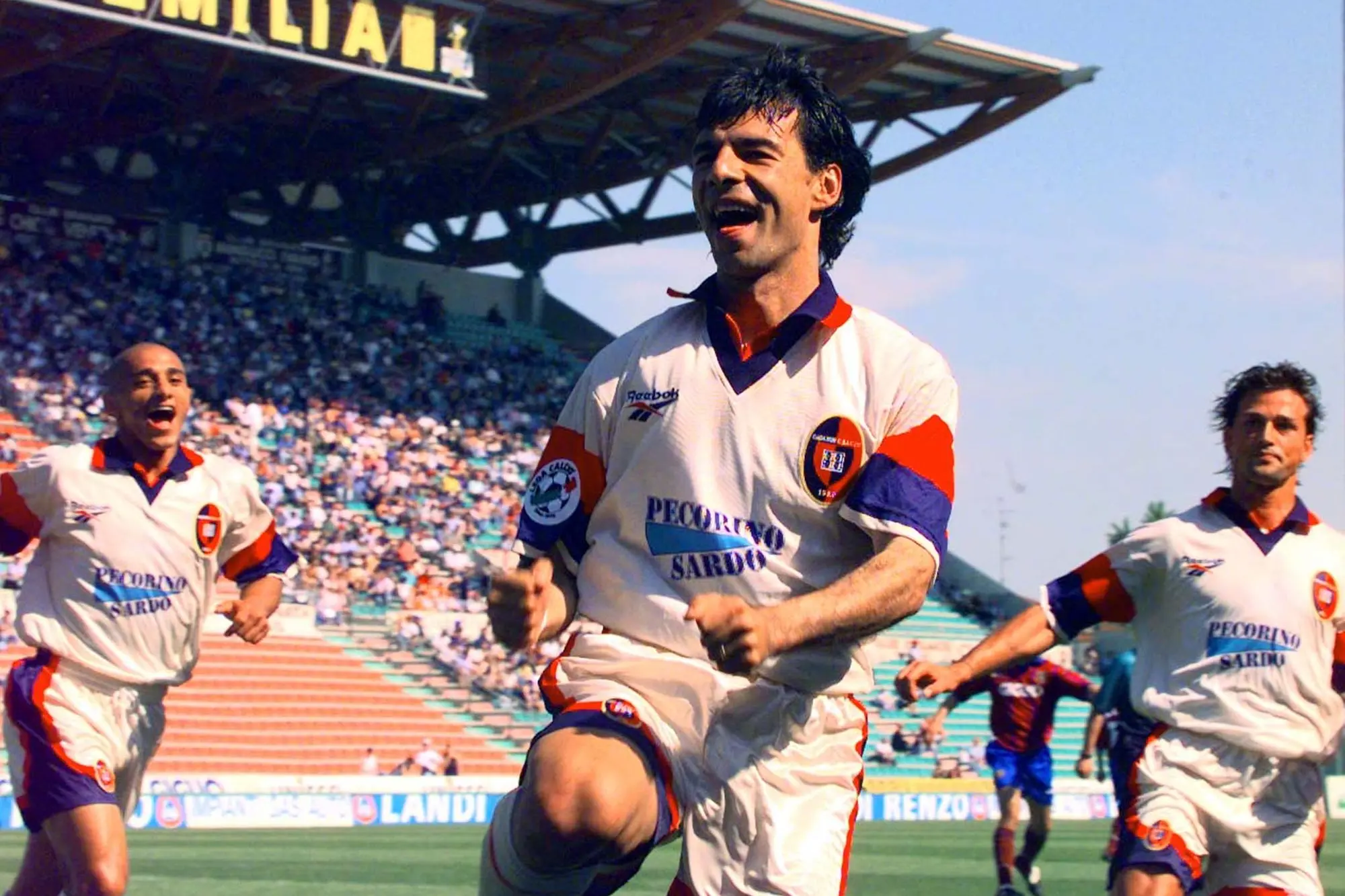 Сандро Товальери празднует гол в ворота «Реджаны»: за ним Дарио Силва и Стефано Беттарини (Архив)