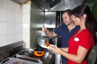 IVAN PUDDU AL LAVORO NEL SUO RISTORANTE FOTO ETTORE LOI