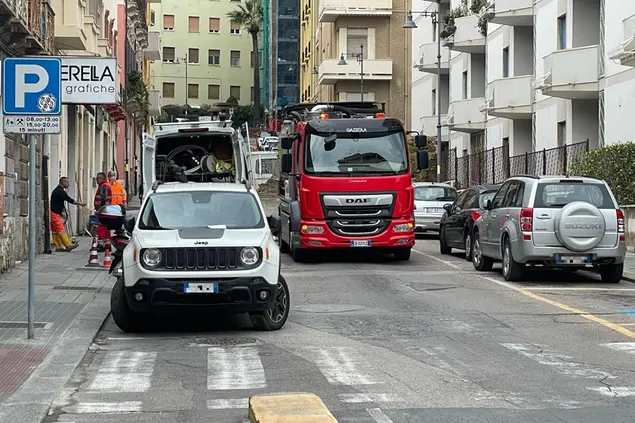 L'intervento per la riparazione di una condotta fognaria rotta in via Lanusei a Cagliari (foto Spignesi)