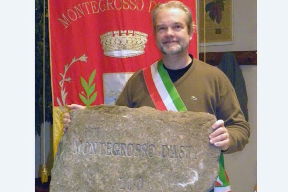Il sindaco con la pietra (Foto Ufficio stampa circolo sardo Biella)