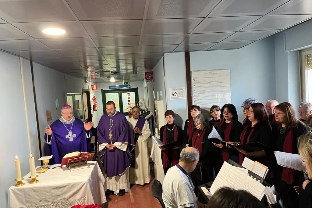 Il vescovo Roberto Carboni in visita in ospedale a San Gavino