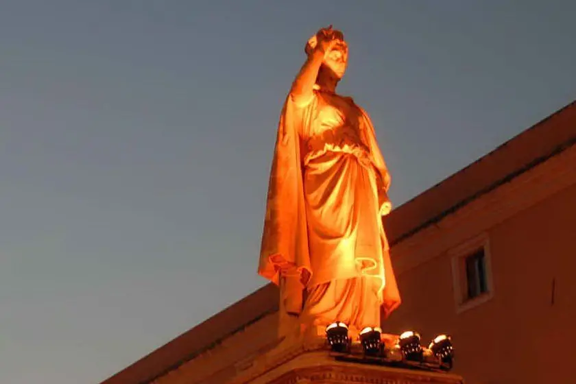 La statua di Eleonora d'Arborea a Oristano (foto archivio L'Unione Sarda)