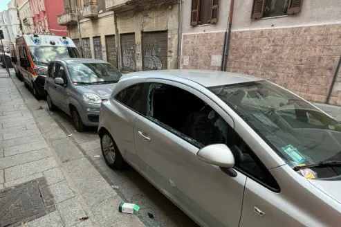 Una delle auto danneggiate