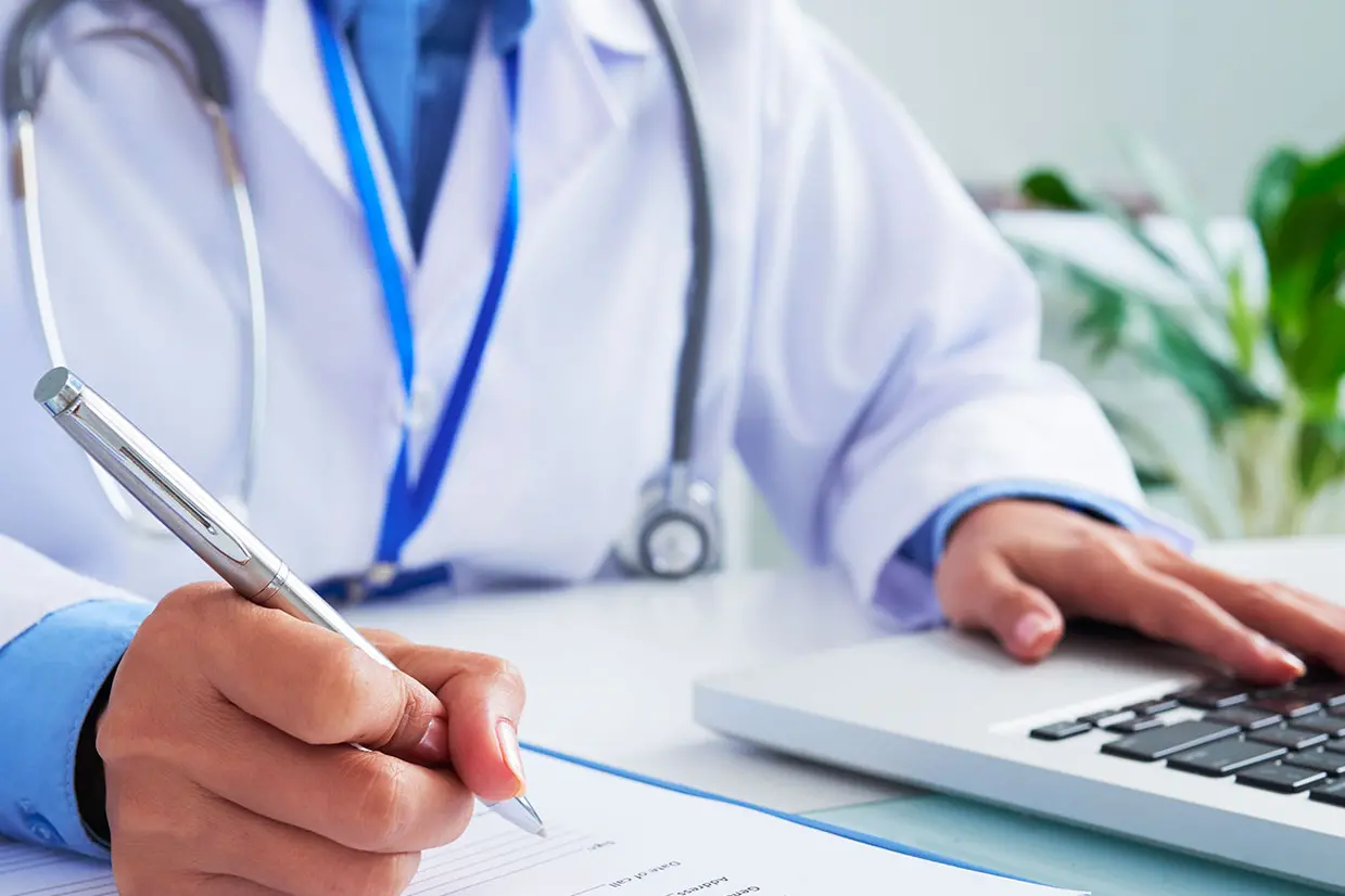 Un medico al lavoro