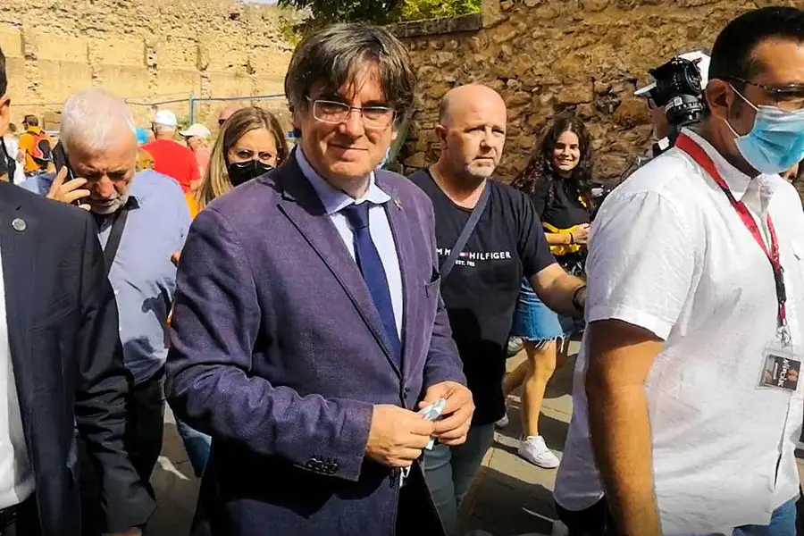 Carles Puigdemont per le vie di Alghero (foto L'Unione Sarda - Calvi)
